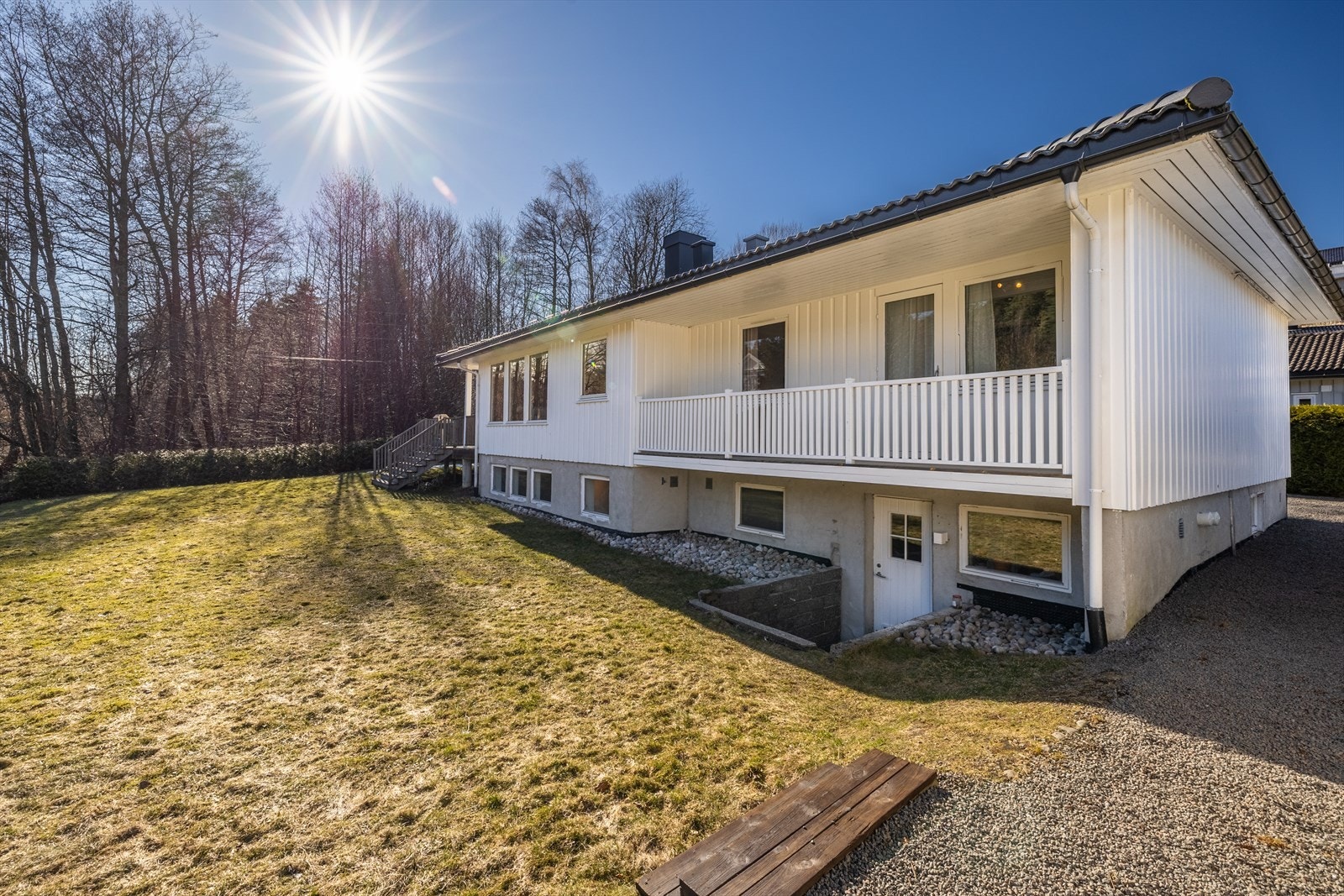 Hybeldelen har også egen inngang fra baksiden av boligen. Galleribilde