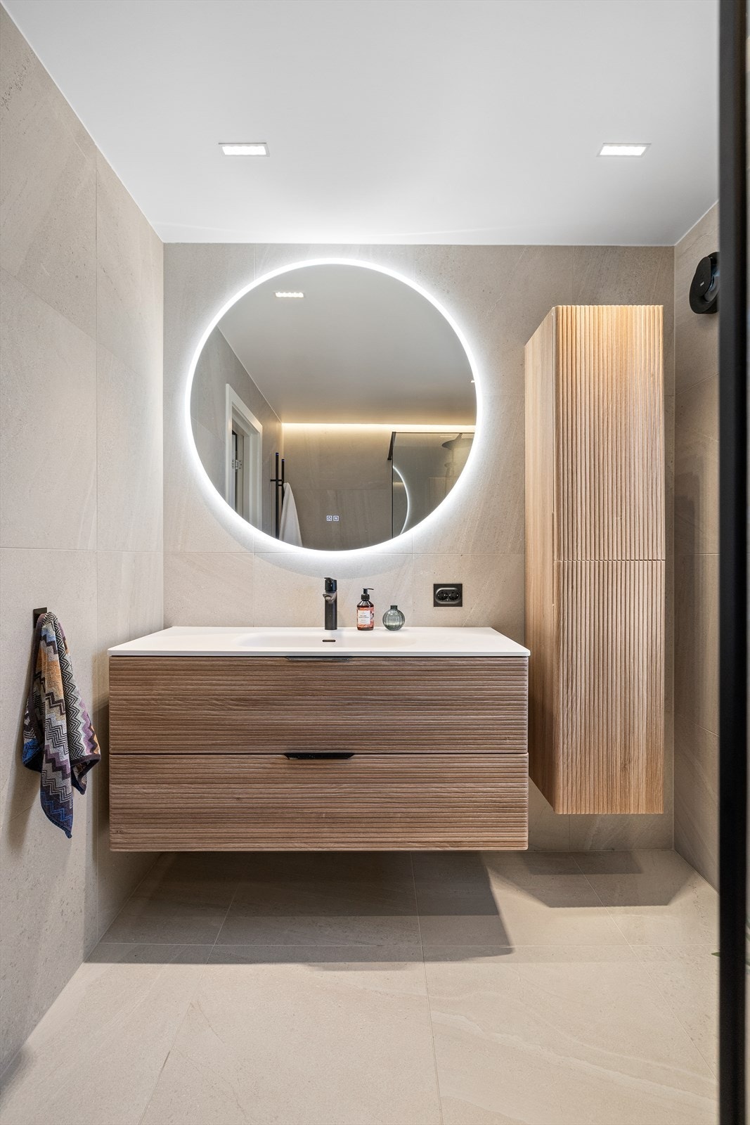 Innredningen består av en heldekkende servant med underskuffer og matchende veggskap. Over servanten er det speil med integrert belysning. Galleribilde