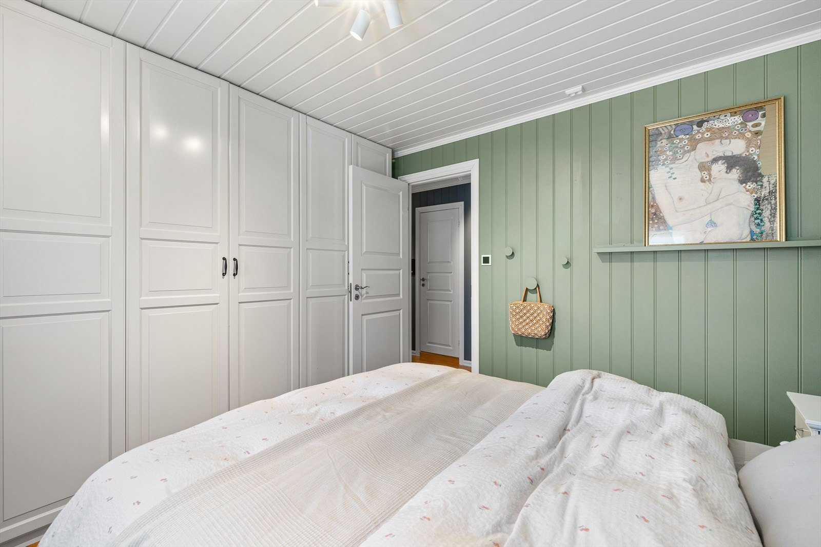 Hovedsoverommet har fint plass til dobbeltseng med tilhørende møblement og stor garderobeløsning langs den ene langveggen. Galleribilde