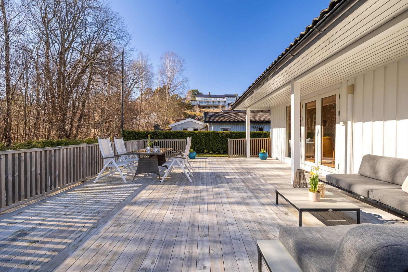 Terrassen er pent innrammet med rekkverk og det er åpning og trapp ned til hagen. Galleribilde
