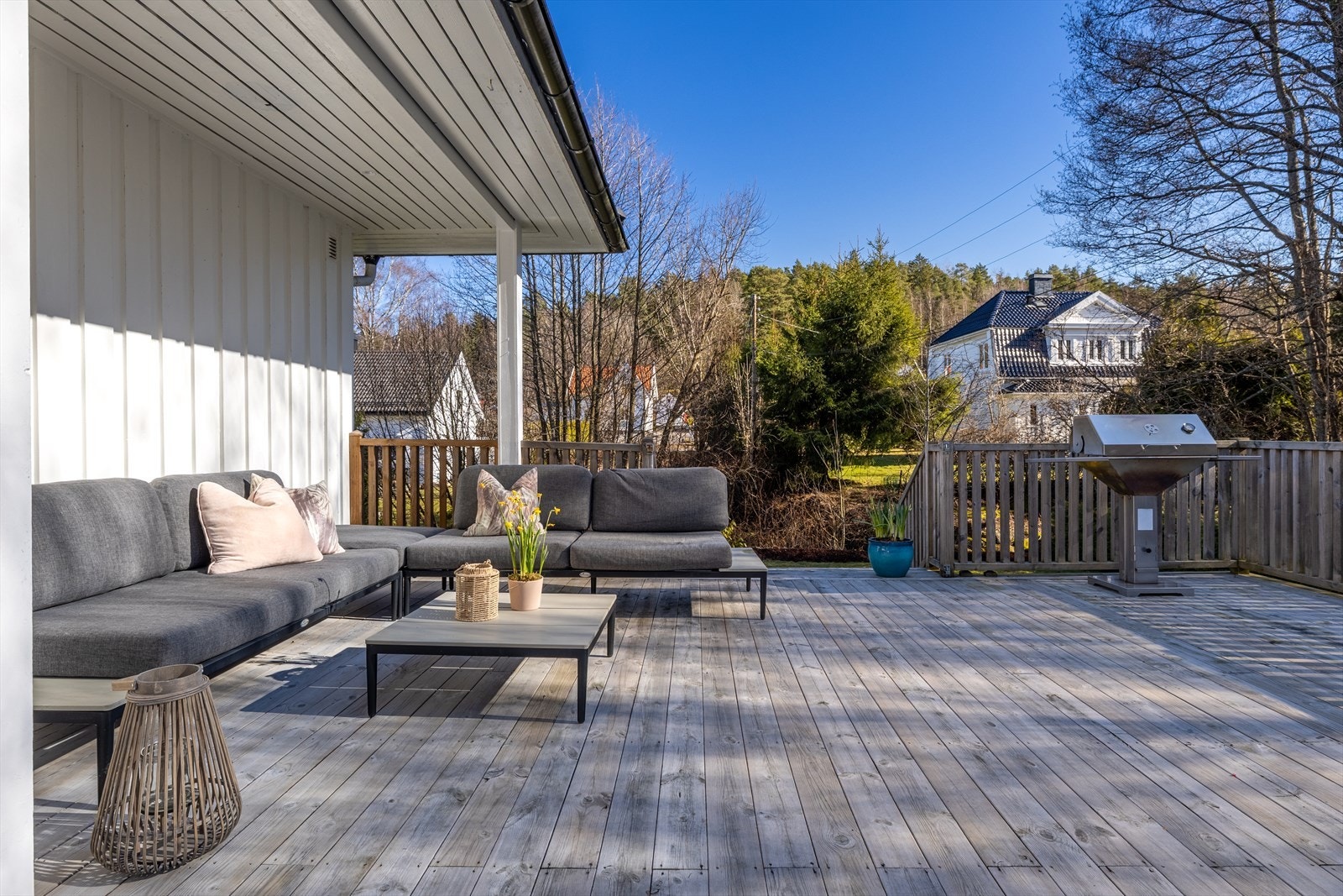 Fra stuen i første etasje er det utgang til en stor veranda med nye terrassebord fra 2015. Verandaen er delvis overbygd og har god plass til flere sittegrupper, grill og hyggelig beplantning. Galleribilde