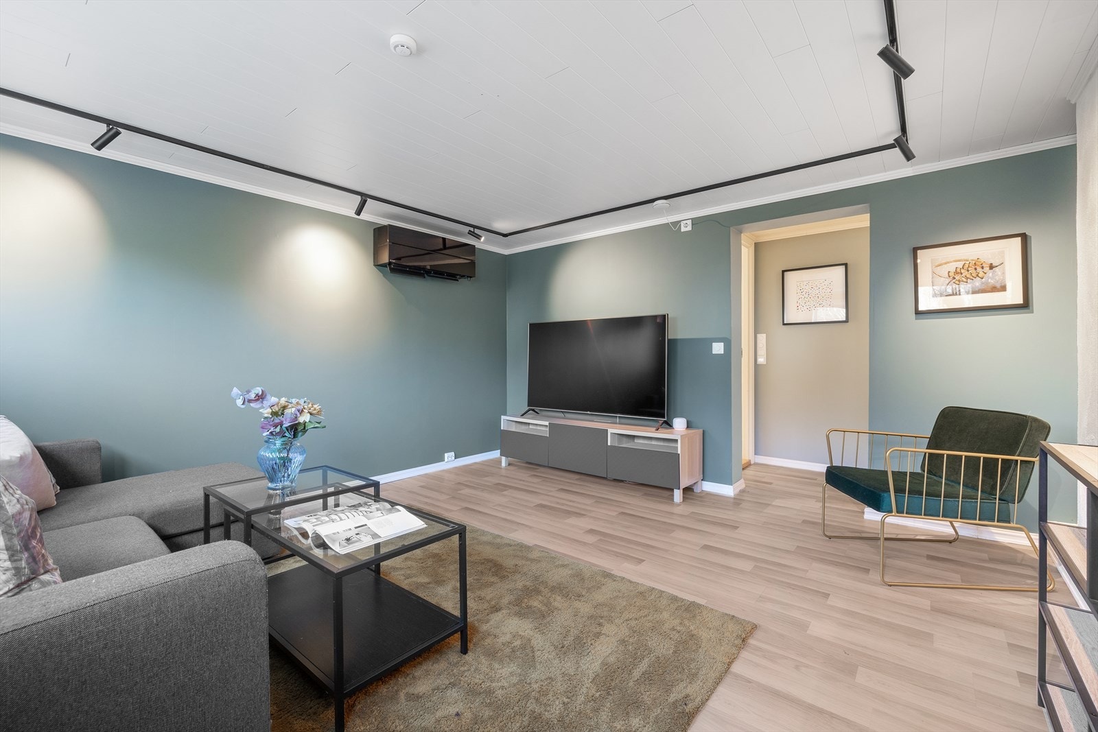 Det er også montert varmepumpe i rommet i 2022, noe som bidrar til en behagelig innetemperatur året rundt. Galleribilde