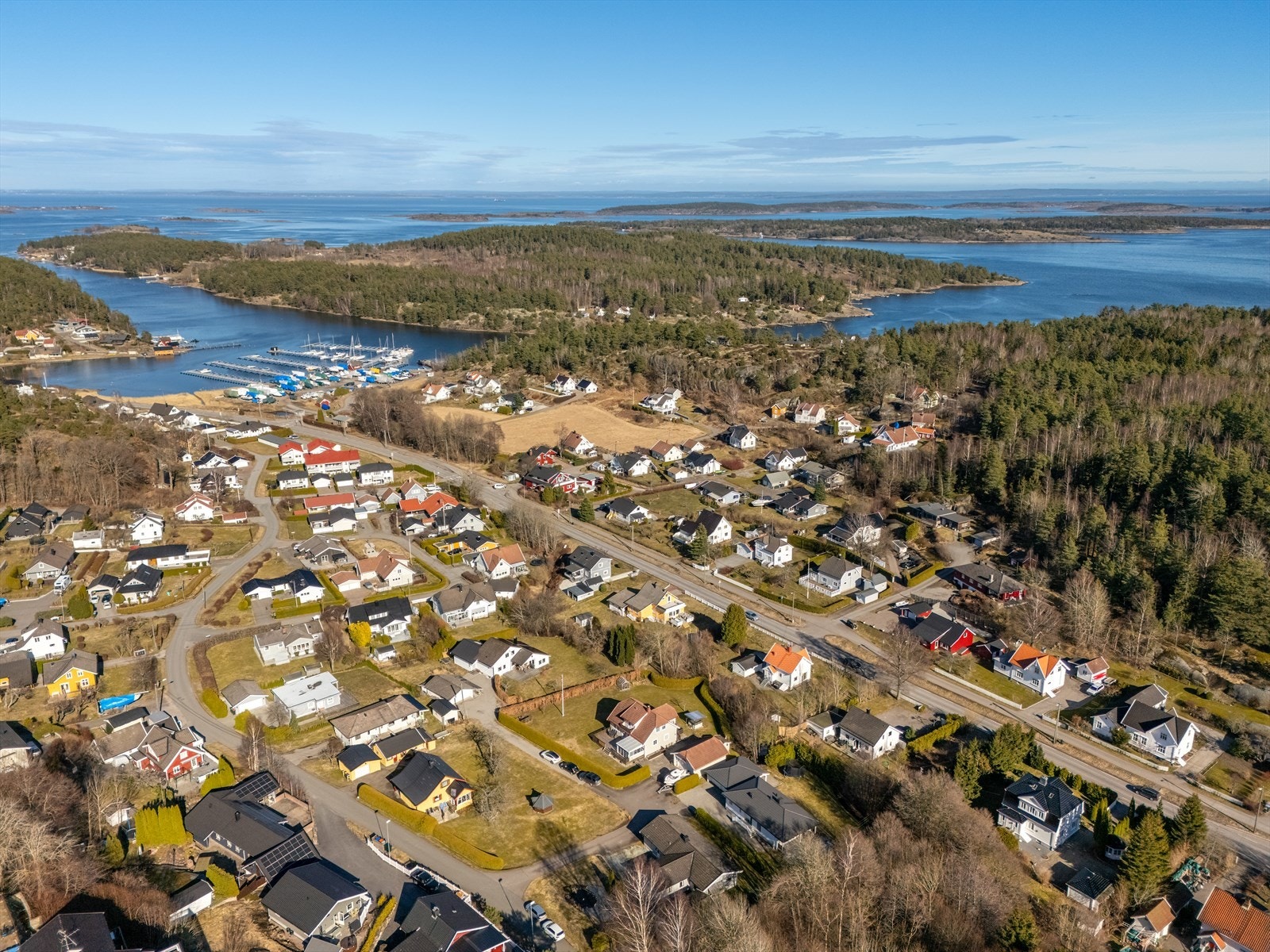 Eiendommen ligger i et rolig og populært boligområde, med en god blanding av barnefamilier og eldre i nabolaget. Området har nærhet til offentlig kommunikasjon, skoler og barnehager, samt et rikt fasilitets- og servicetilbud. Galleribilde