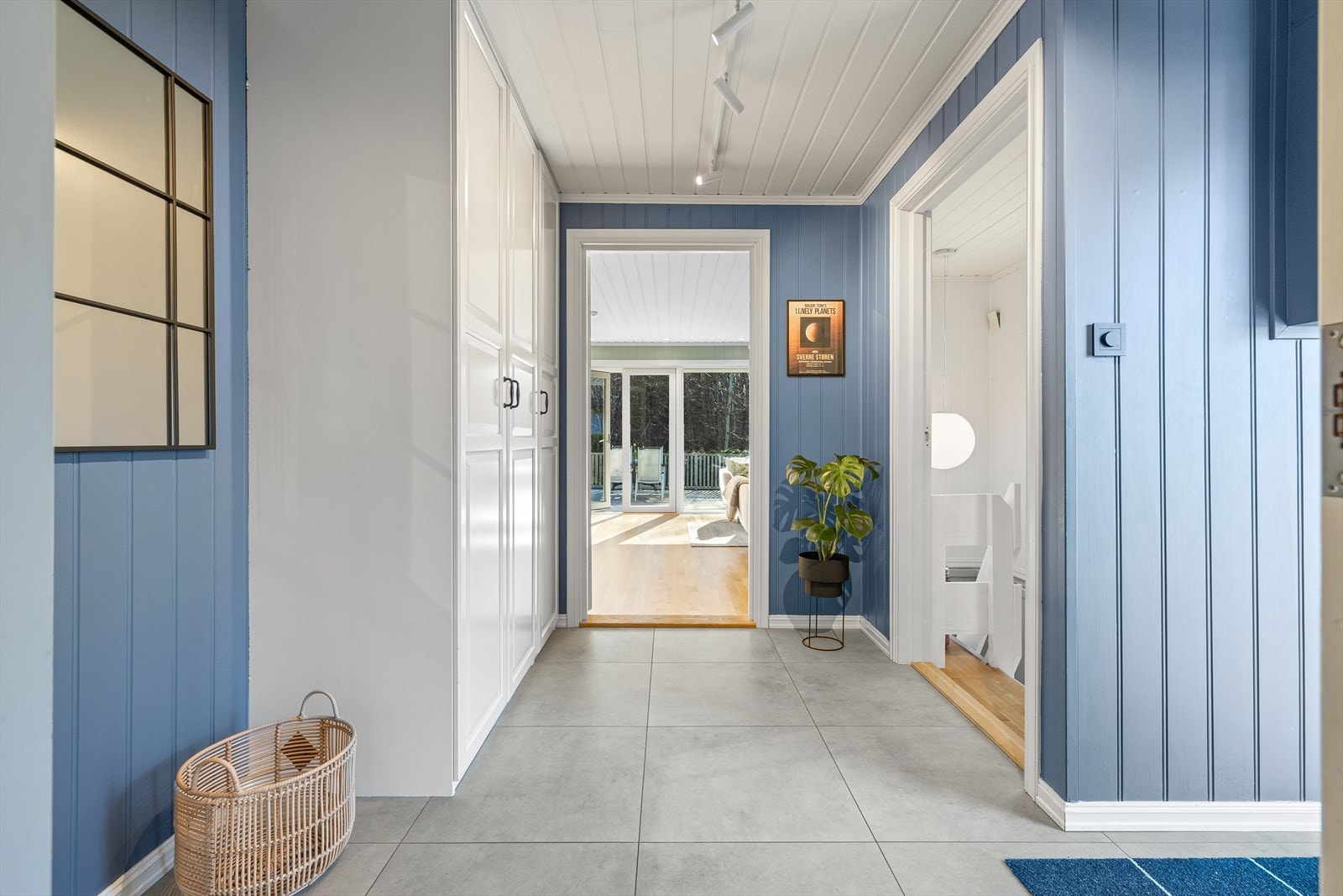 Entréen har godt med oppbevaringsplass i plassbygget garderobeskap fra gulv til tak, samt god plass til skohyller, knaggrekker m.m. Galleribilde