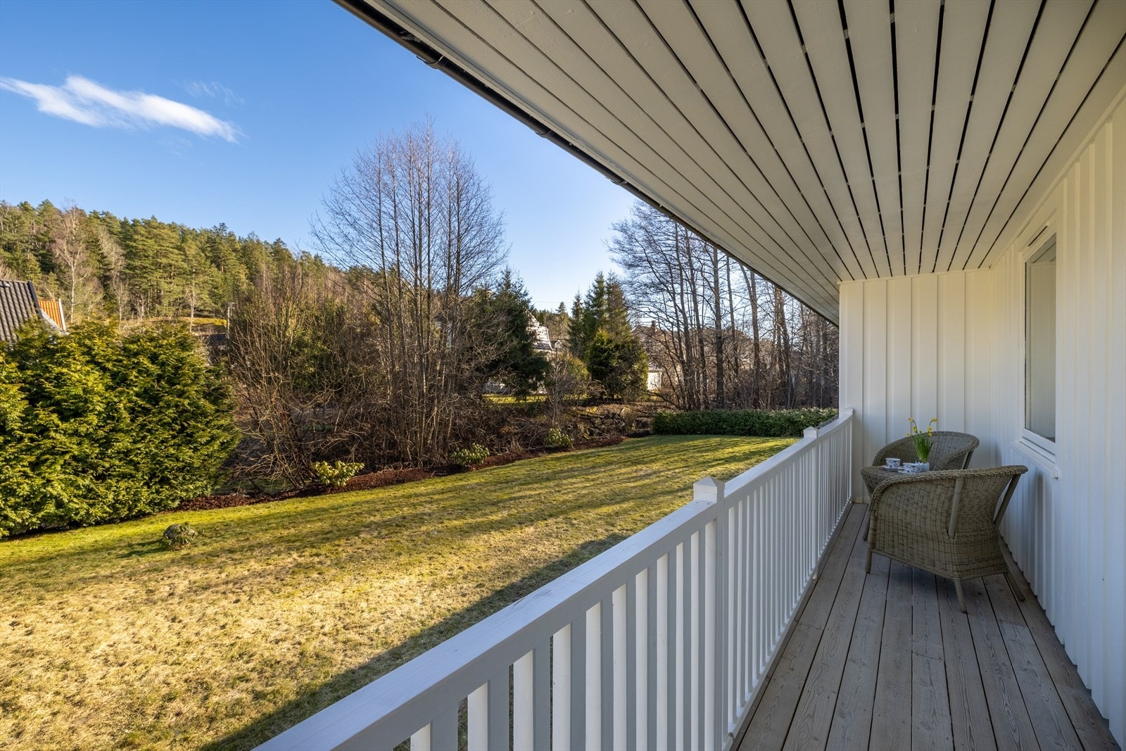 Fra hovedsoverommet er det også utgang til takoverbygget luftebalkong med hyggelig utsyn mot egen hage. Galleribilde