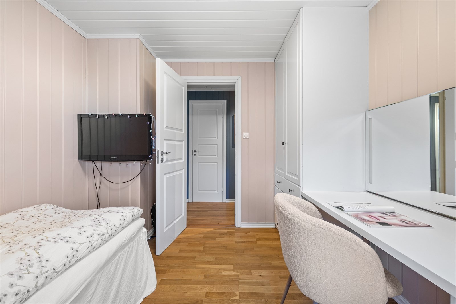 Rommet er av fin størrelse og også utstyrt med takhøy garderobeløsning. Galleribilde