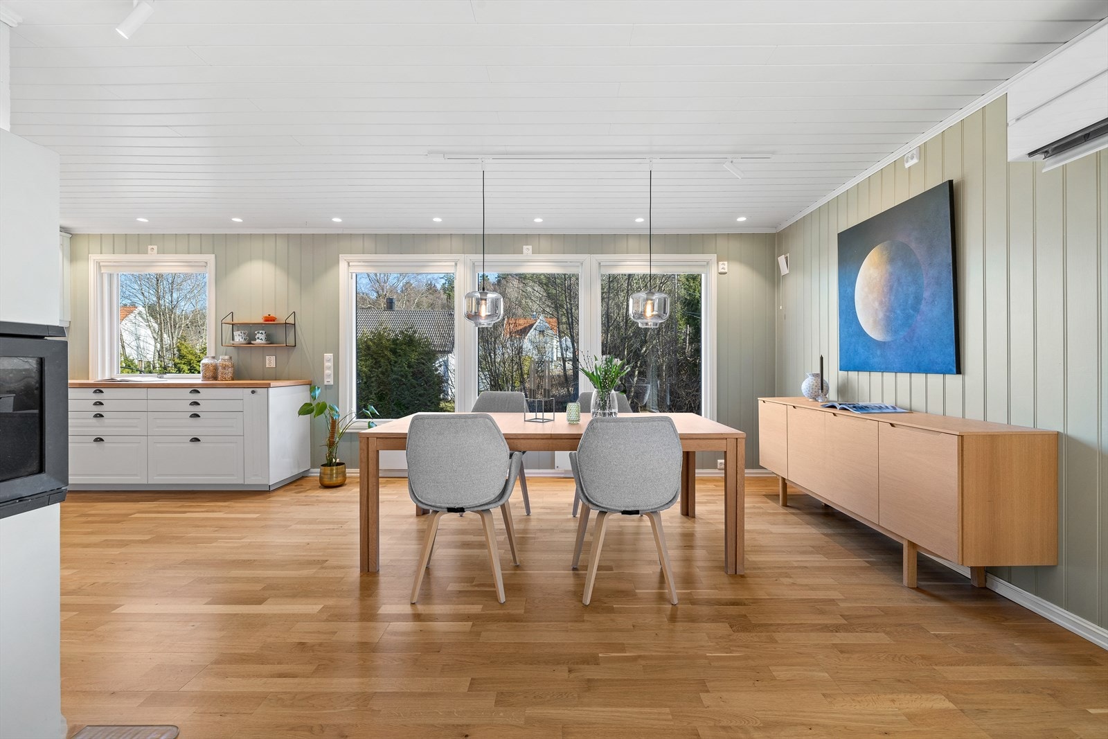 Spisestuen kan praktisk plasseres i tilknytning til kjøkkenet og har god plass til å samle både familie og venner for hyggelige sammenkomster. Galleribilde