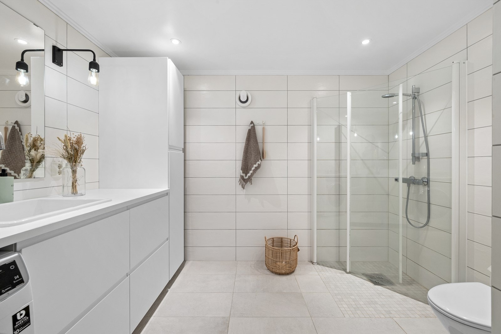 Badet i kjelleretasjen ble pusset opp i 2016 og er flislagt både på gulv- og vegger. Det er gulvvarme, downlights og avtrekksvifte. Galleribilde