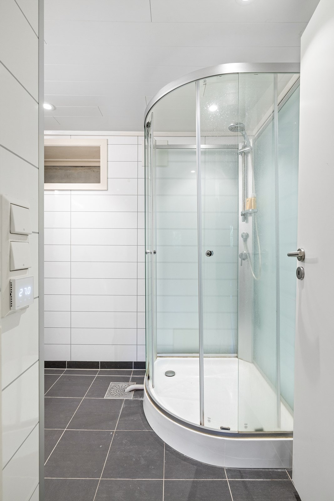 Baderommet inneholder innredning med servant og dusjkabinett. Galleribilde