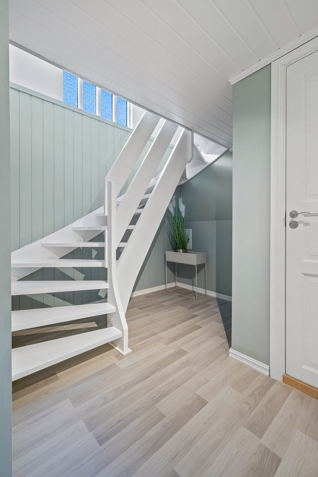 Via entréen i hovedetasjen er det trappeadkomst ned til kjellerstuen tilhørende hoveddelen. Galleribilde