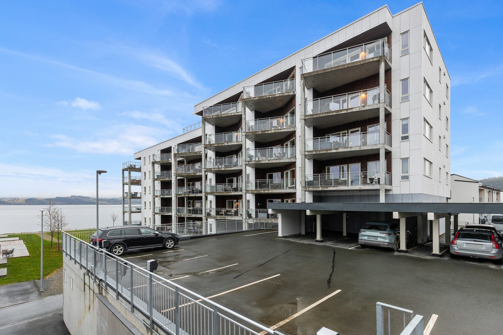 Parkering i carport. Galleribilde