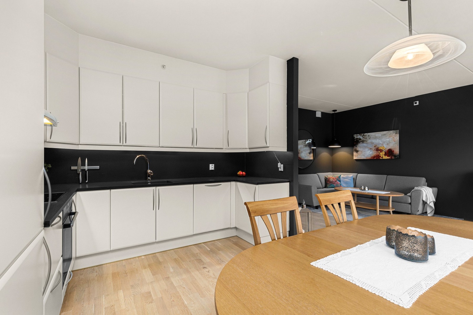 Kjøkken med moderne innredning og integrerte hvitevarer Galleribilde