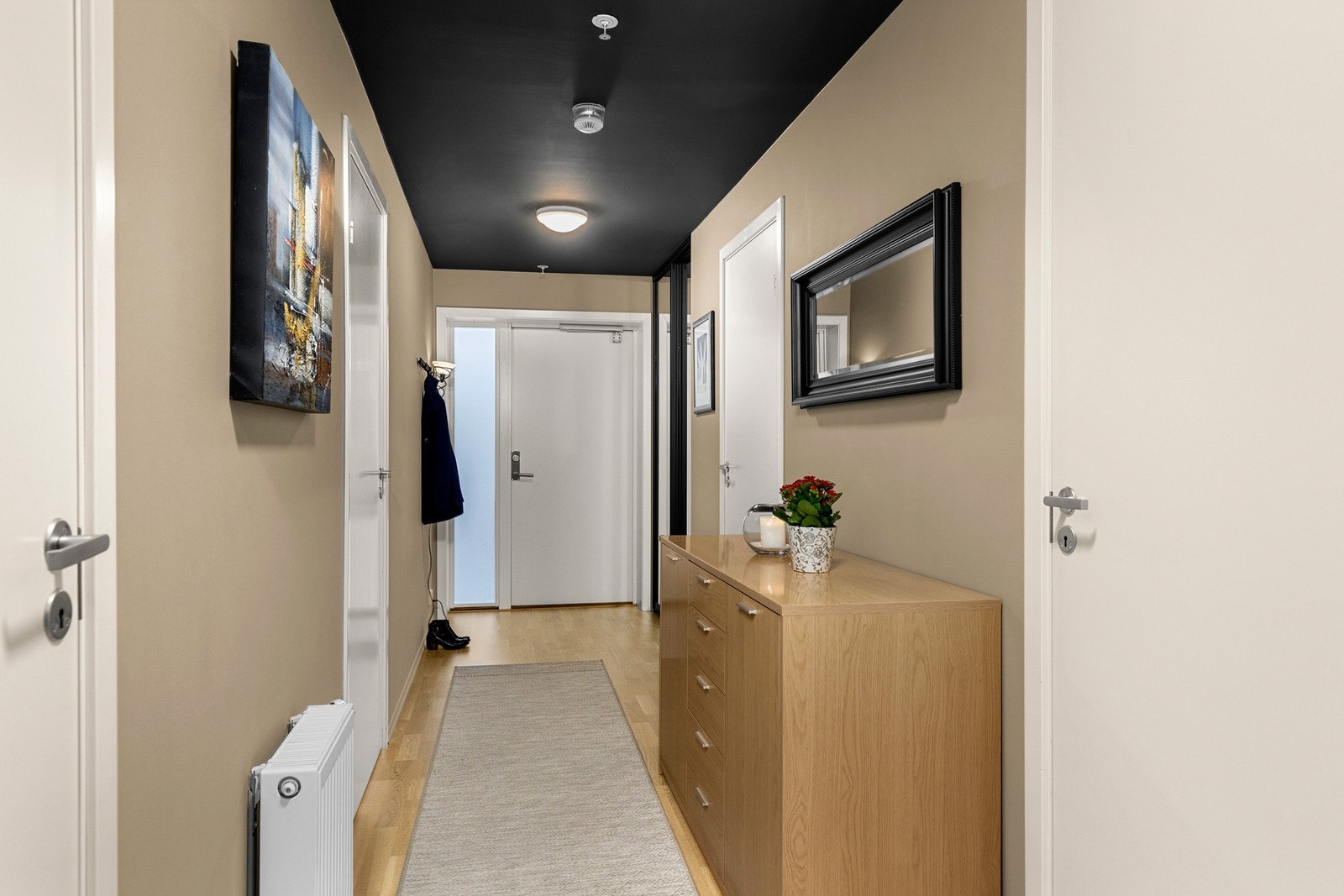 Gang med oppbevaringsløsning. Galleribilde