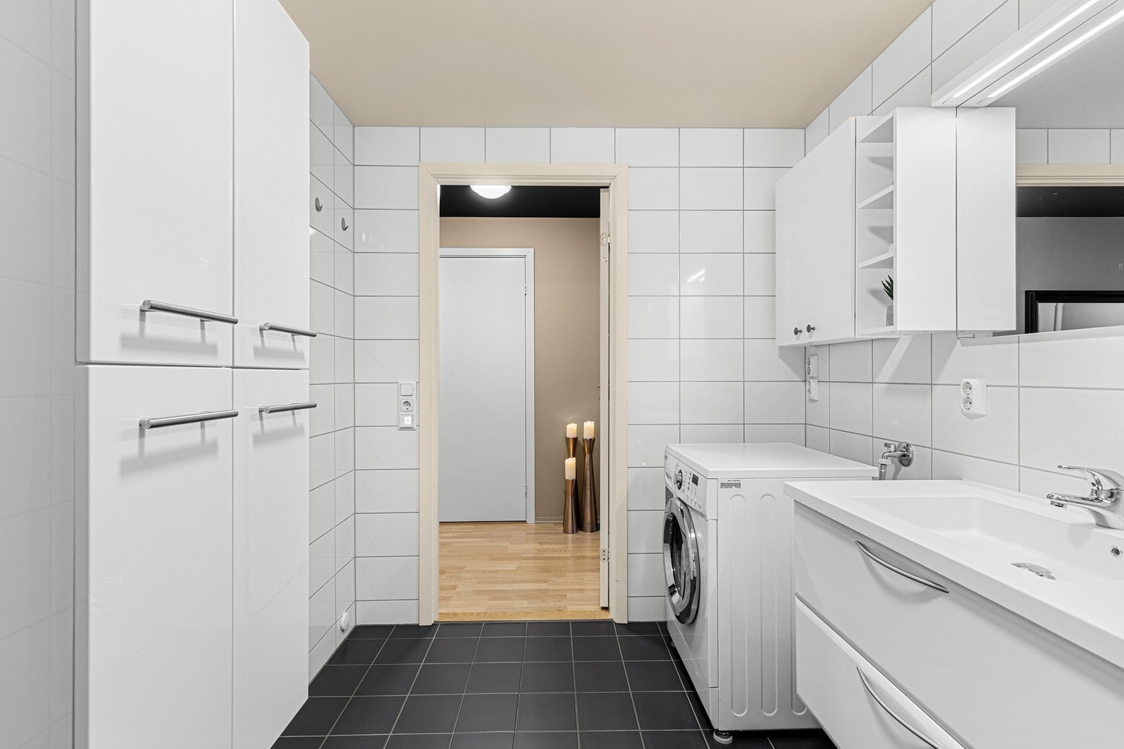 Badet byr på god skapplass. Galleribilde