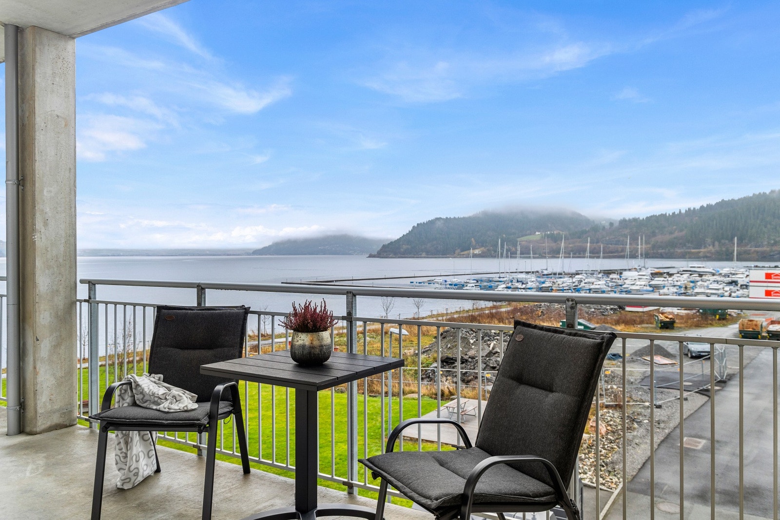 Balkong med utsikt mot sjø og nærområder Galleribilde