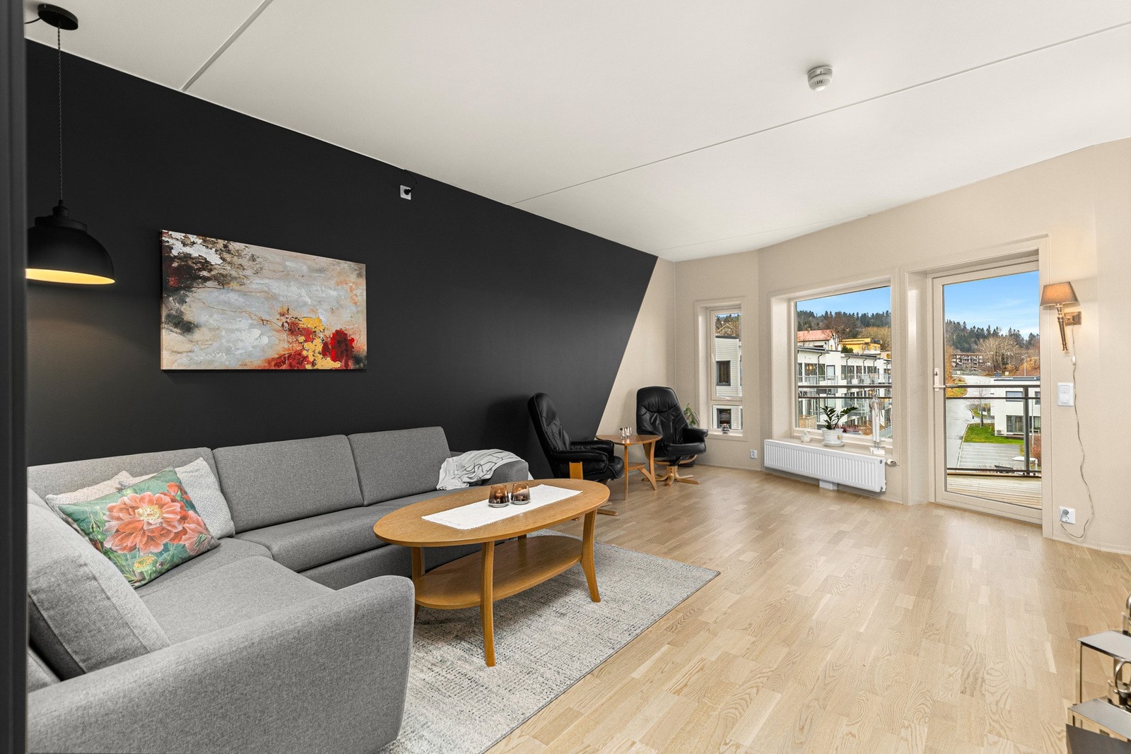 Romslig stue/kjøkkenløsning som gir flere møbleringsmuligheter Galleribilde