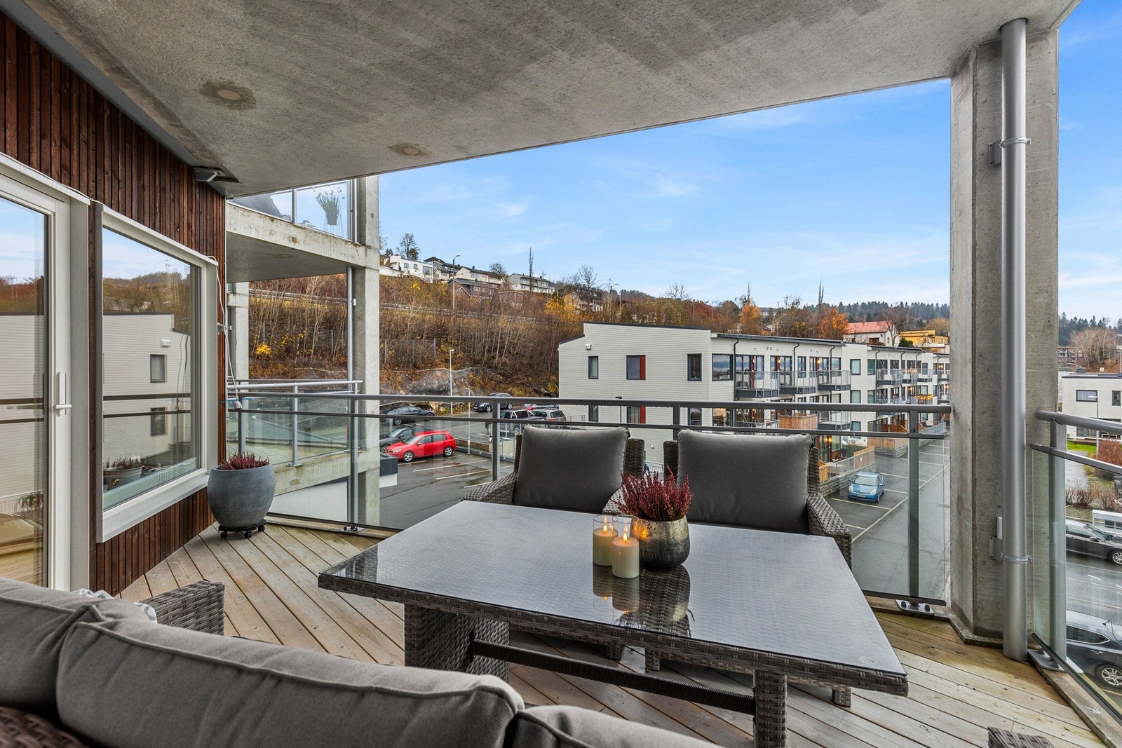 Balkongen er på ca 12 kvm og har god plass til utemøbler Galleribilde