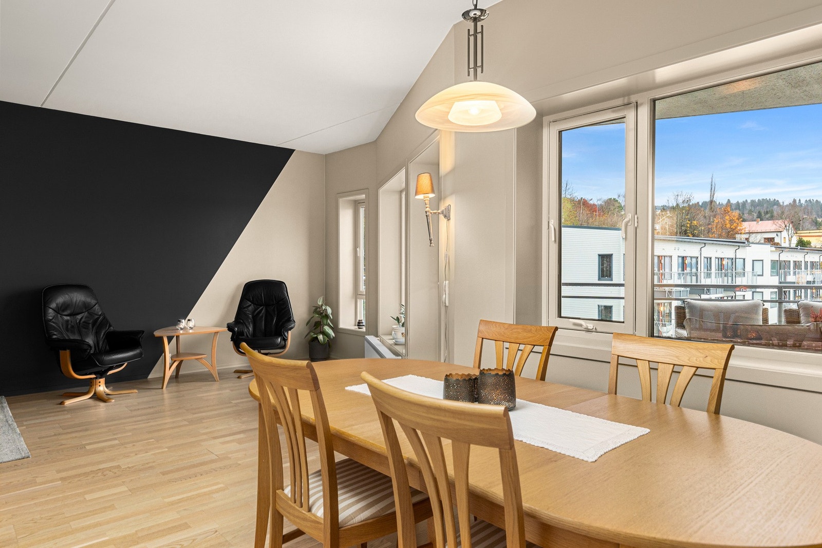 God plass til spisebord ved kjøkkenet Galleribilde