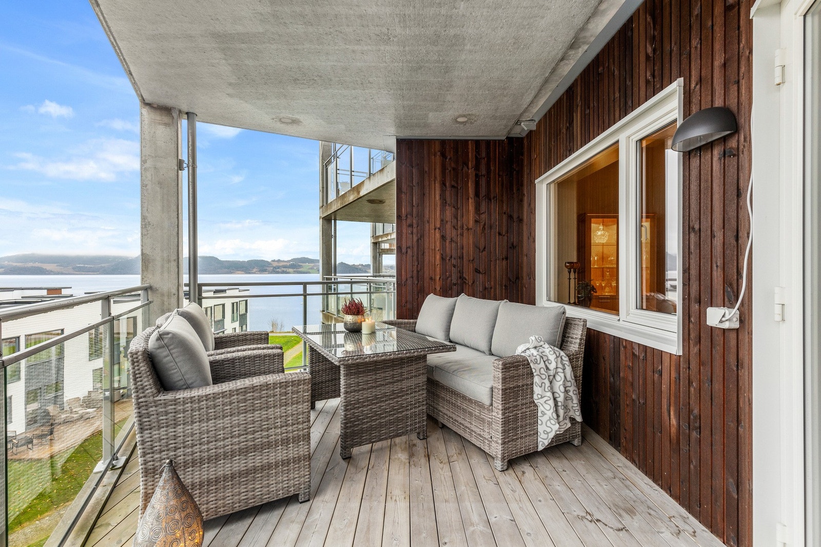 Fin sjøutsikt mot solnedgangen Galleribilde