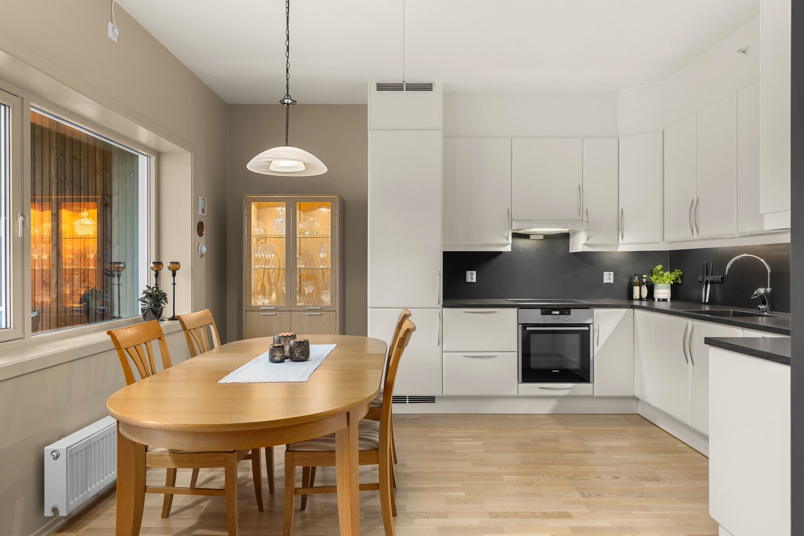 Åpen stue- og kjøkkenløsning med god romfølelse Galleribilde