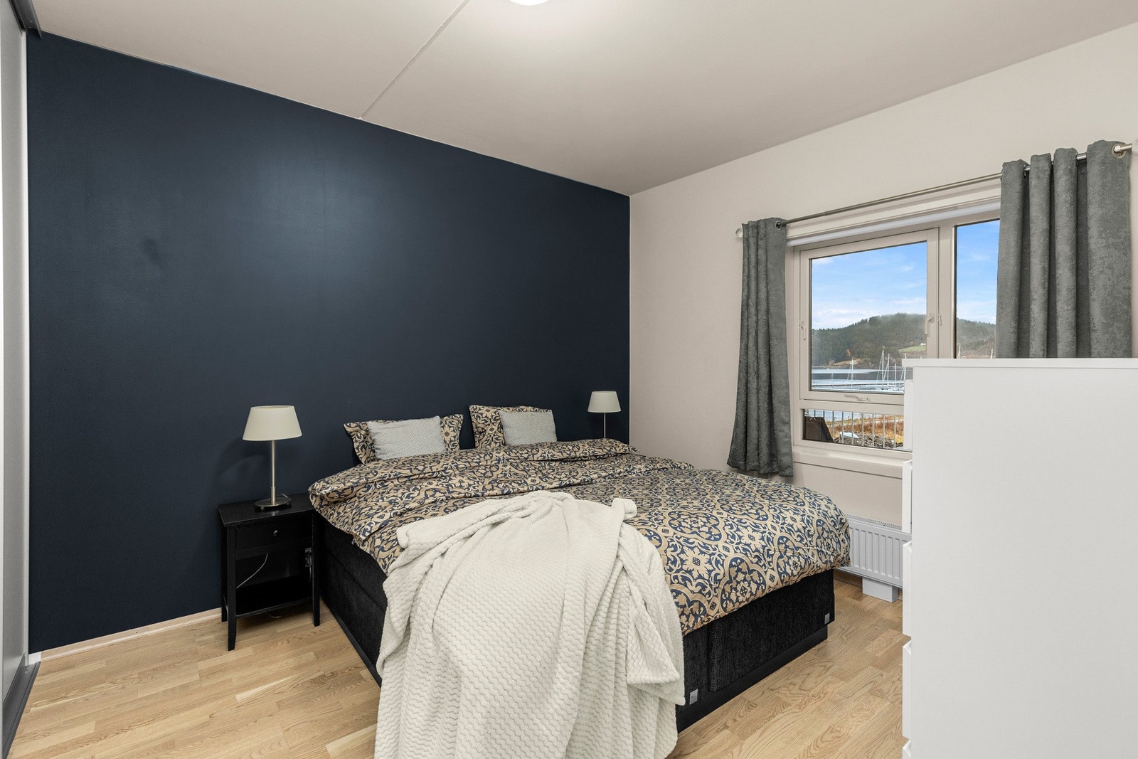 Soverom med plass til dobbeltseng og garderobe. Galleribilde