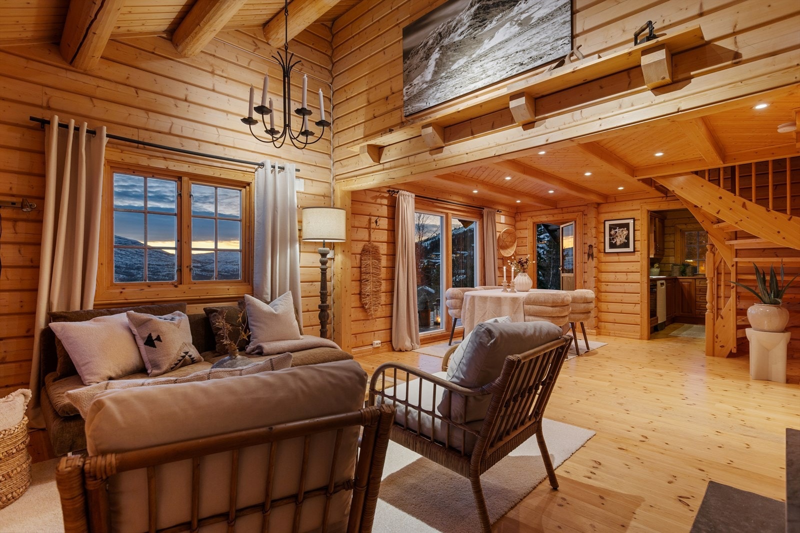 Lys og lekker stue med mye naturlig belysning. Galleribilde