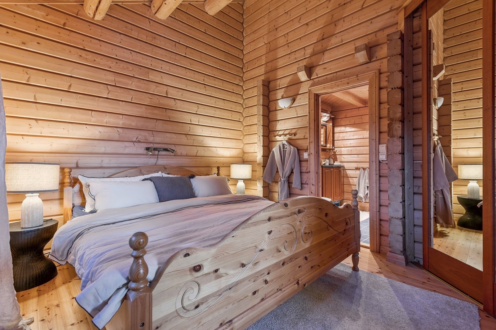 Romslig hovedsoverom med direkte adkomst til badet. Galleribilde