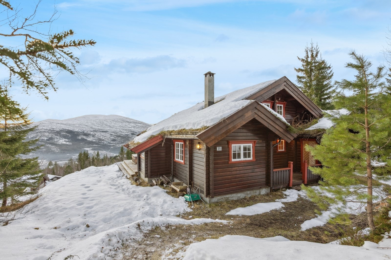 Området er kjent for sitt populære alpinanlegg, flotte skiløyper på vinteren og fantastiske turområder på sommeren. Galleribilde