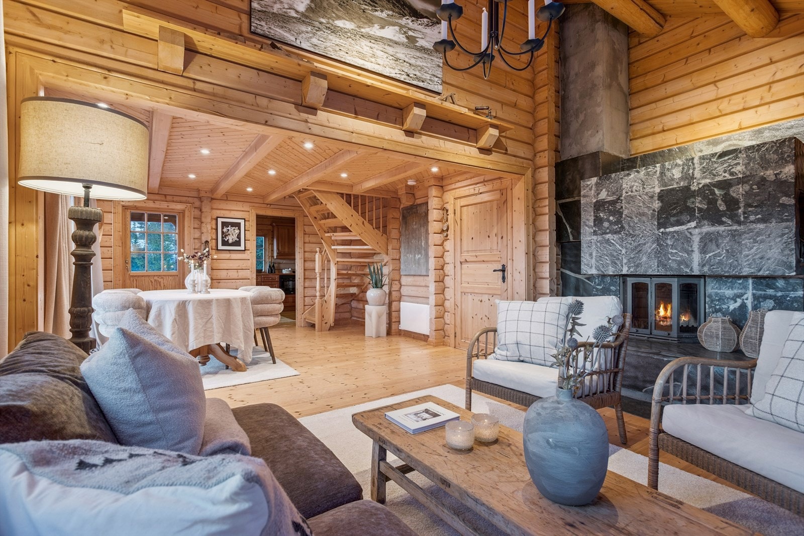 De store vindusflater og den gode takhøyden gir stuen en luftig og åpen atmosfære. Galleribilde