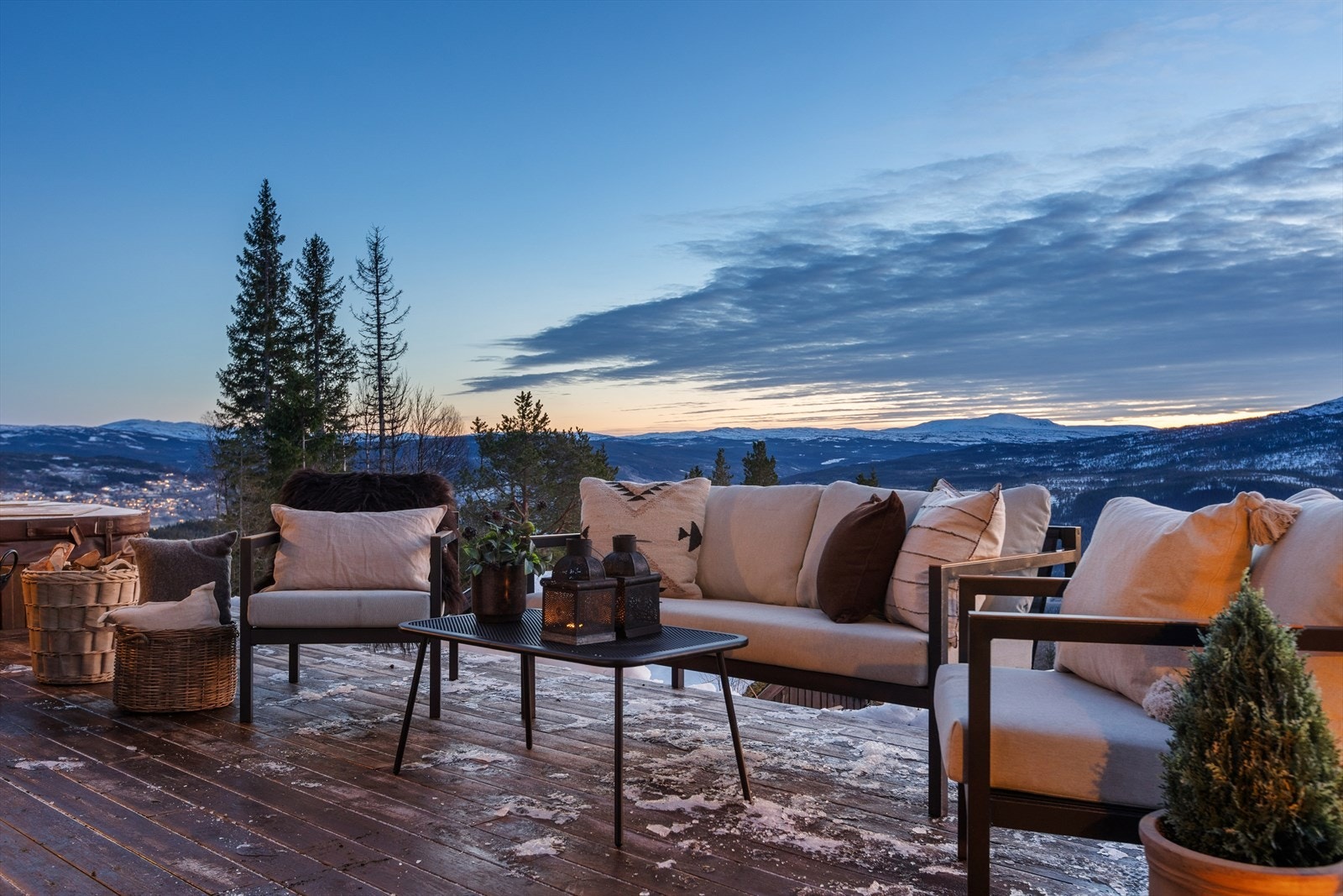 Hytta har fantastiske utsiktsforhold mot Fonnfjellet og Sylane. Solforholdene er også upåklagelige. Galleribilde