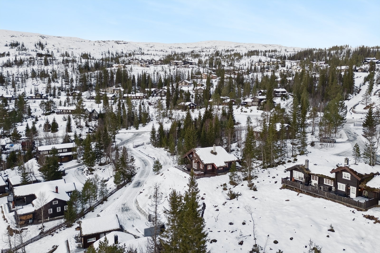 Her kan man smette på seg langrennski eller slalåmski og gå rett fra hytta til flere mil med oppkjørte skiløyper eller Meråker Alpinsenter. Galleribilde