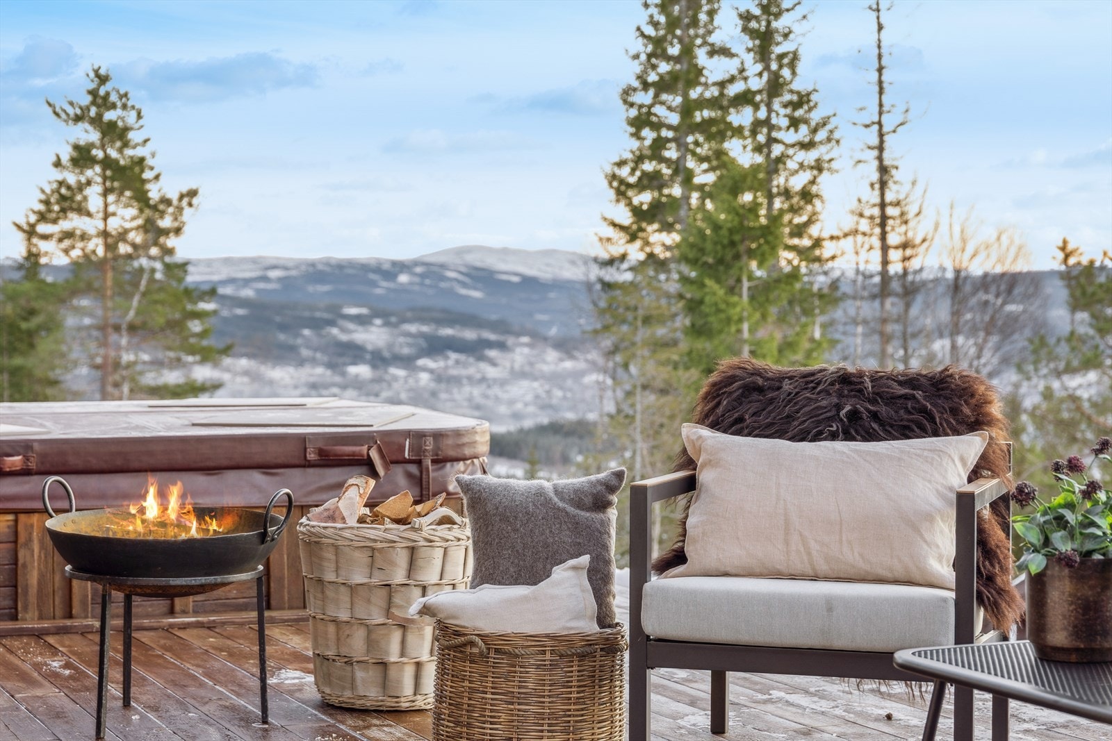 Et utendørs boblebad vendt mot utsikten er en herlig luksus verdt å nevne. Galleribilde