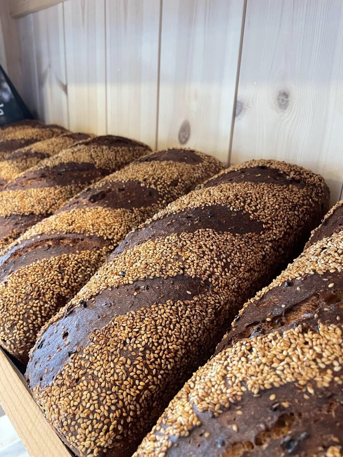 Her kan de friste med dagsferske brød og andre gode bakevarer. Galleribilde