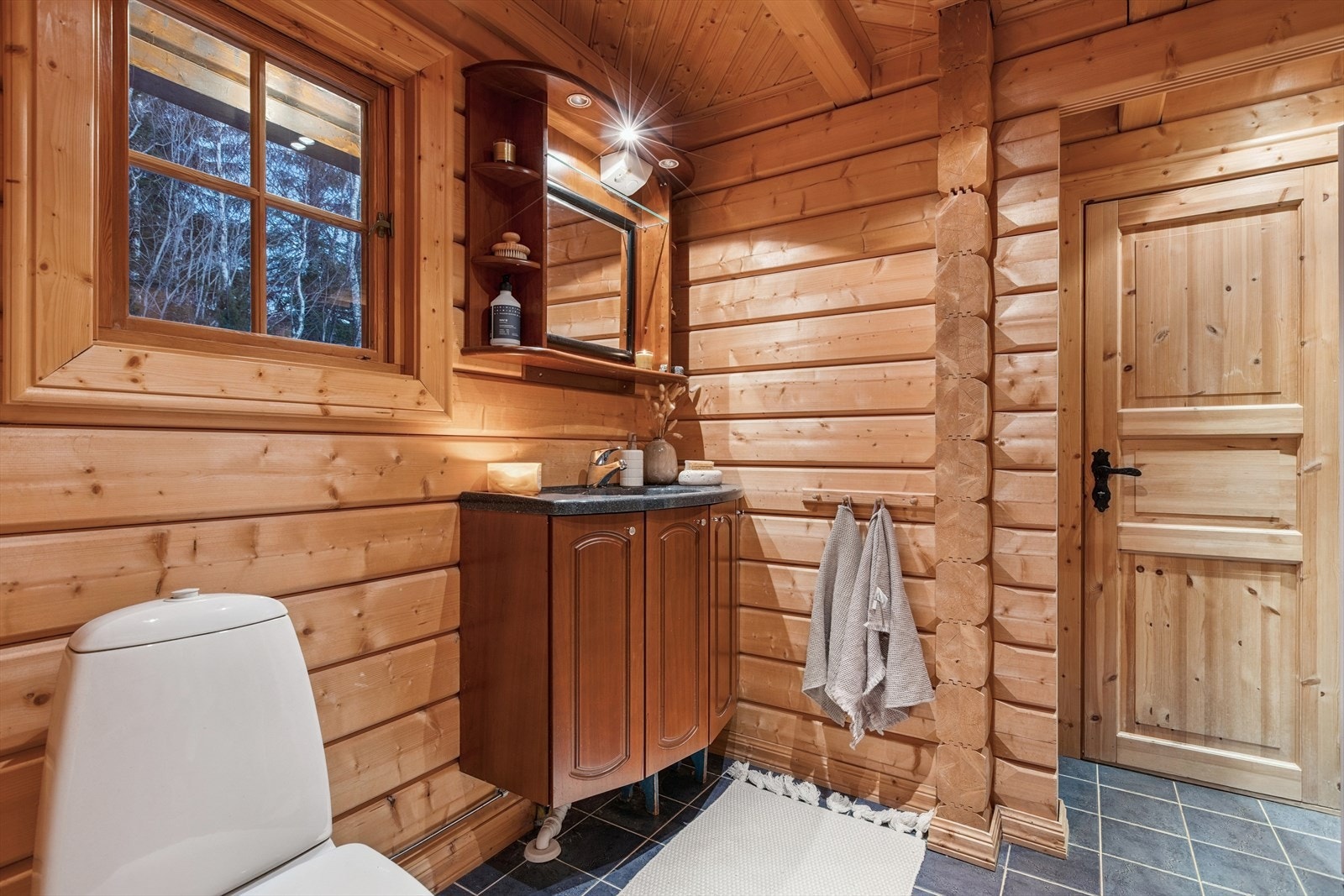 Delikat bad med behagelig gulvvarme. Galleribilde