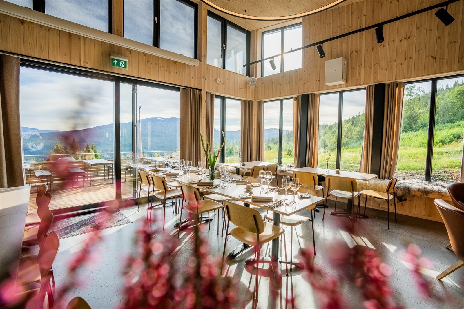 Rett ved hytta ligger Kirkebyfjellet. Her har et analogt barkjøkken og nydelige lokaler fått god mottakelse og rotfeste oppe i fjellsia, i ei hyttegrend, på Kirkebyfjellet! Galleribilde