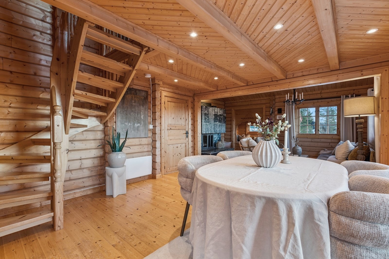 God plass til spisebord mellom stuen og kjøkkenet. Galleribilde