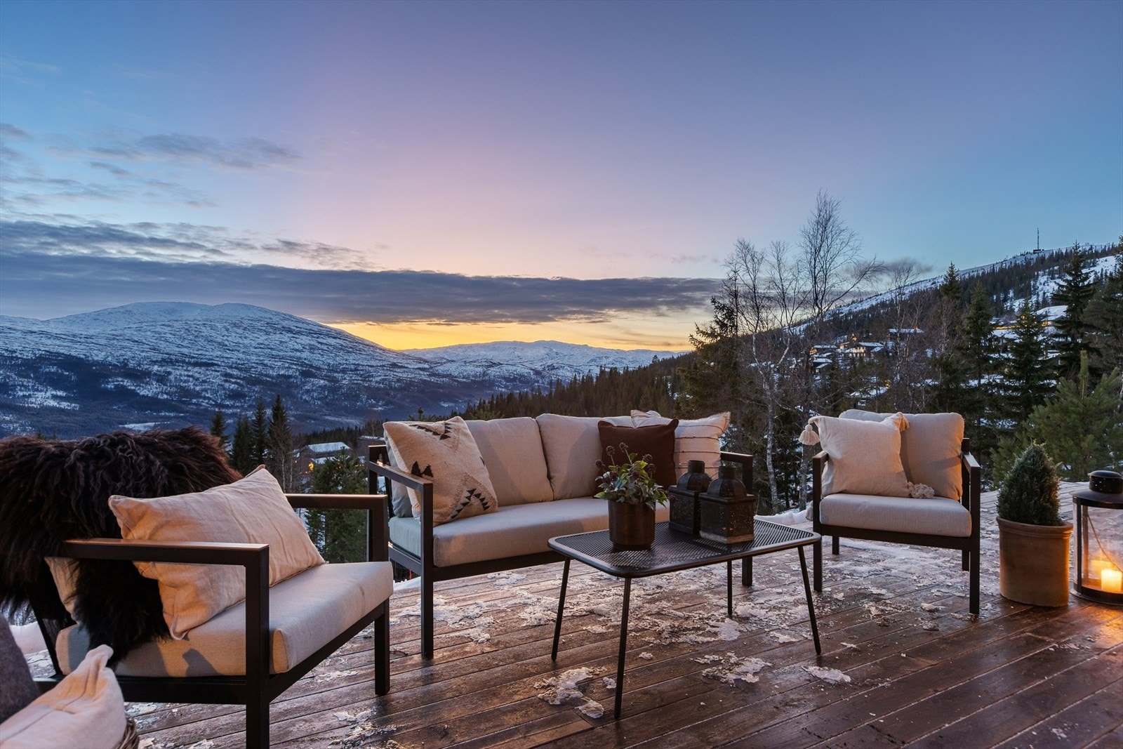Her er det tilrettelagt for nydelige dager og kvelder hele året rundt. På sommers tid kan plattingen fungere som en forlengelse av stuen. Galleribilde