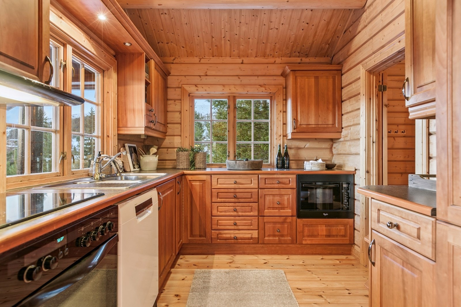 Kjøkkenet har godt med skap- og benkeplass. Galleribilde