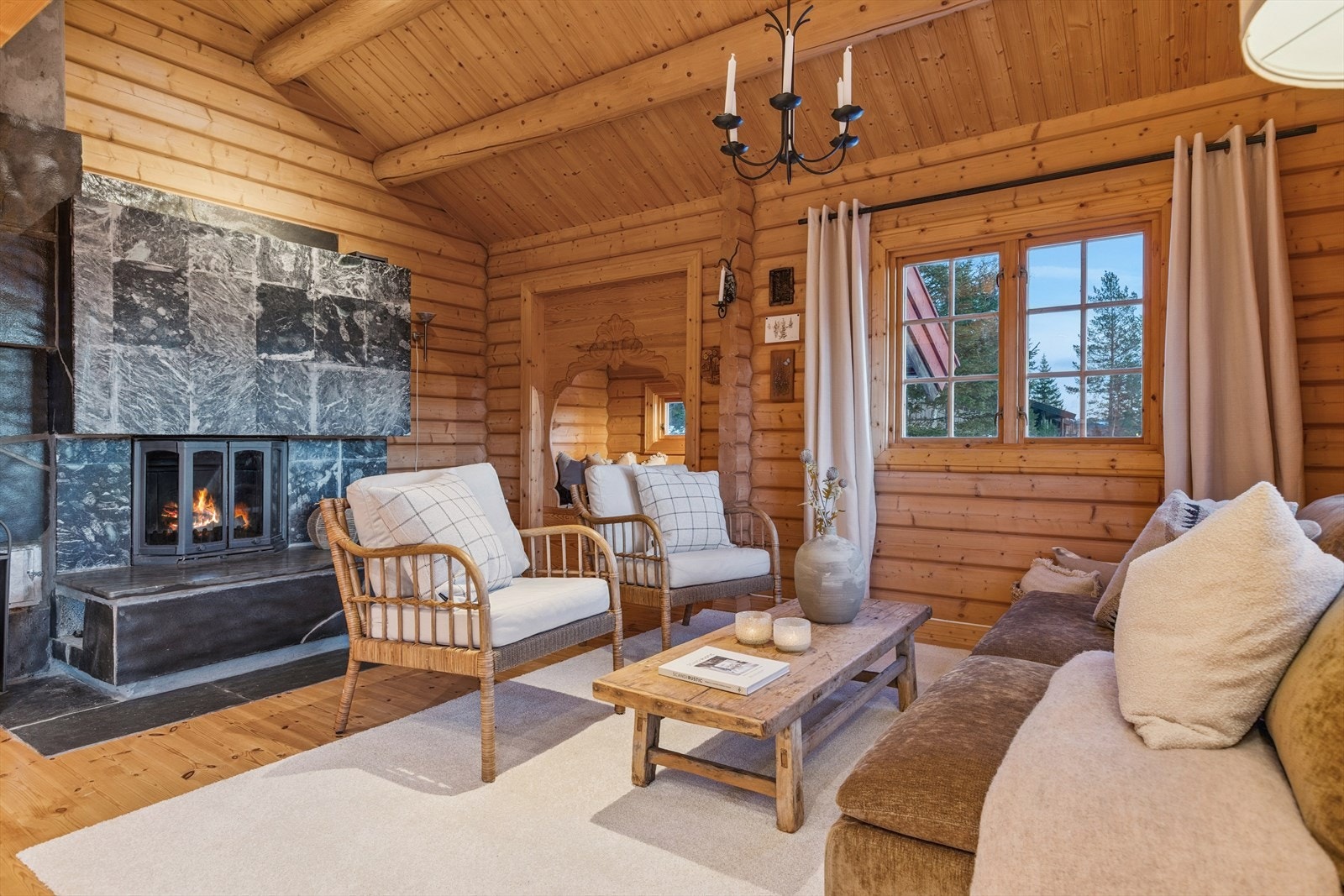 I stuen har man en flott vedovn som varmer godt på kalde vintersdager. Galleribilde