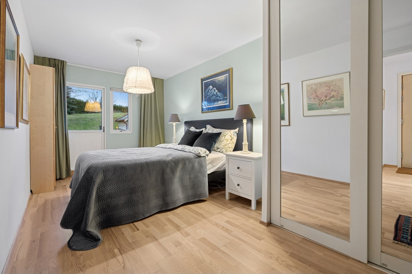 Hovedsoverommet med plass til både dobbeltseng, skyvedørsgarderobe og nattbord. Galleribilde