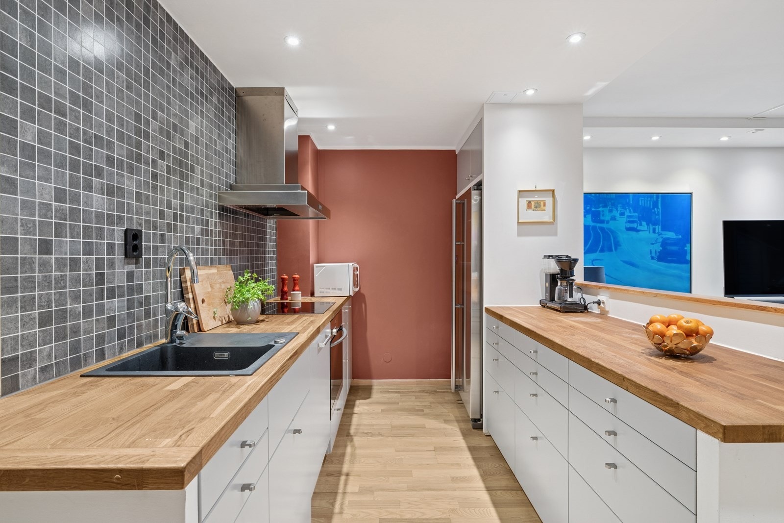 Integrerte hvitevarer bestående av platetopp, stekeovn og oppvaskmaskin. Ventilator er defekt. Galleribilde