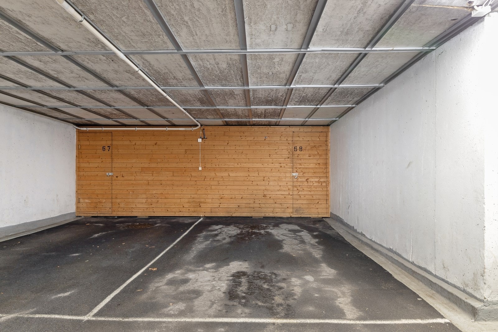 Garasjeplass nr. 68 med bod bak. Galleribilde