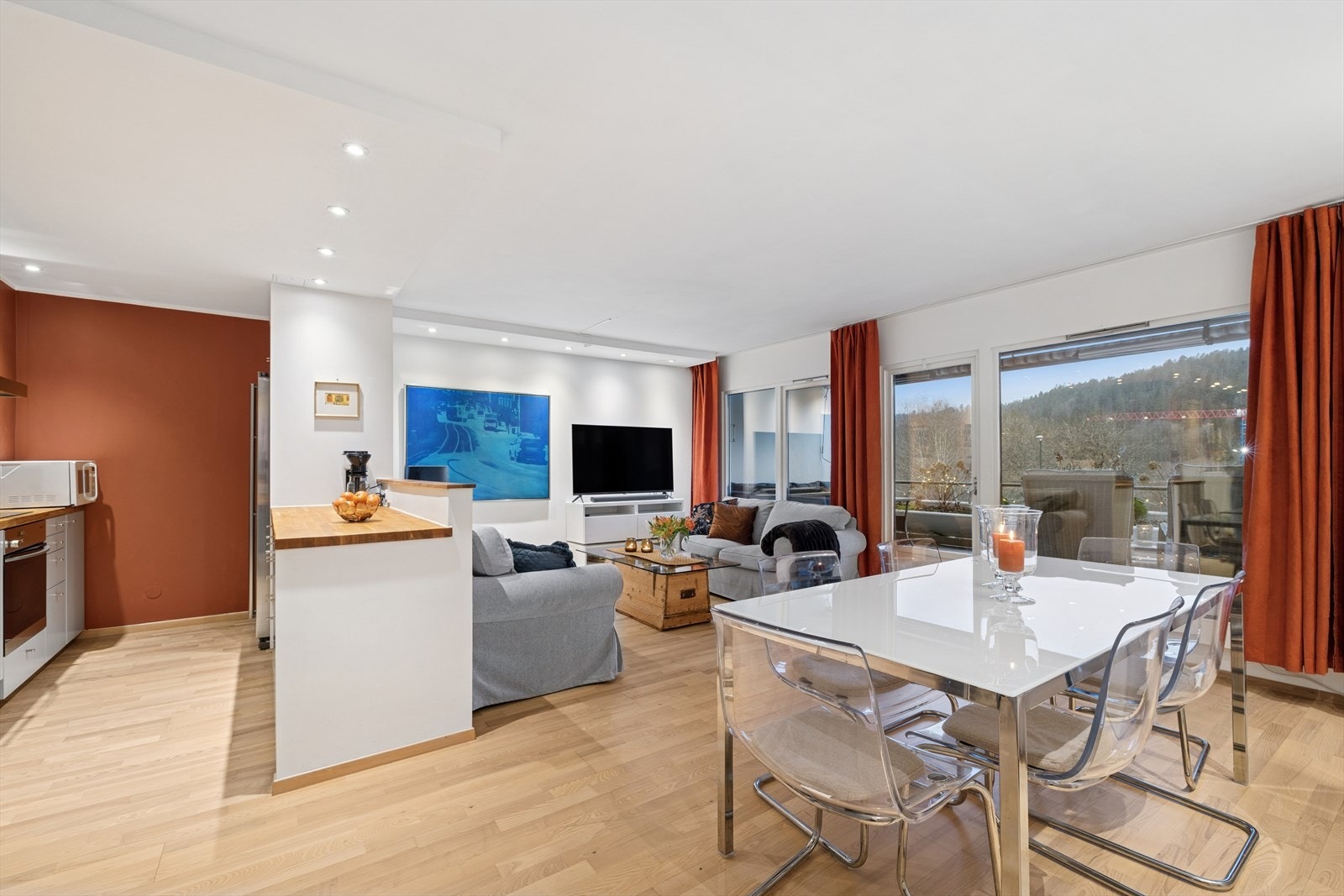 Åpen stue-/kjøkkenløsning som gir en luftig og sosial sone Galleribilde