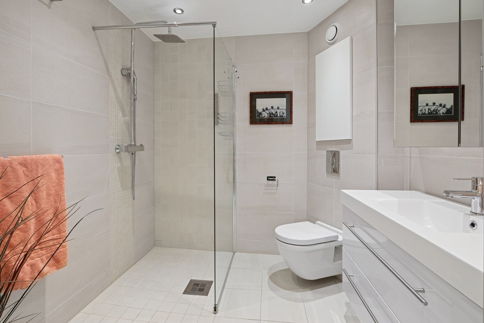 Pent flislagt bad med varmekabler i gulvet Galleribilde