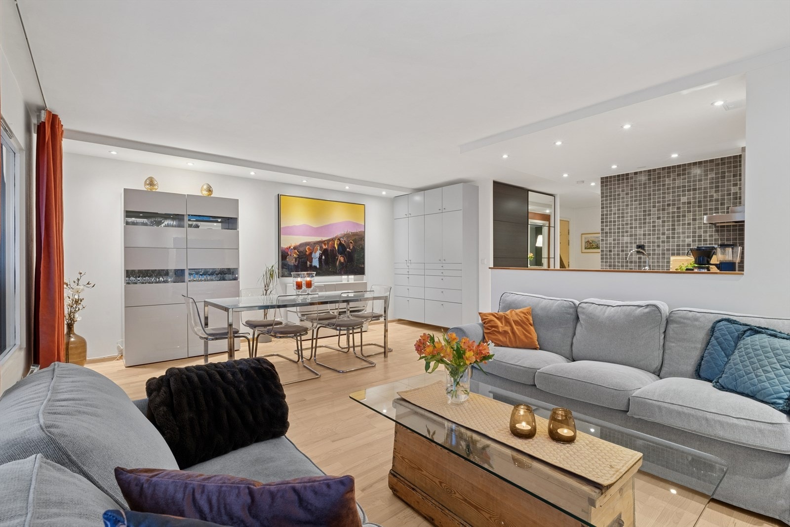 Stor og åpen stue med flere oppholdssoner Galleribilde