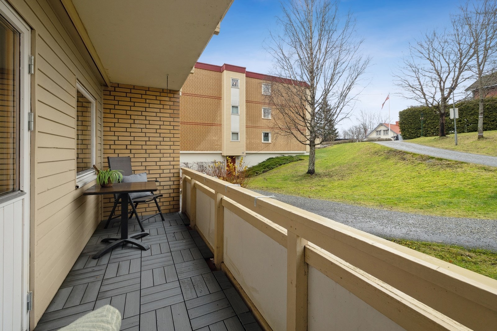 Balkongen er på ca. 6 m2 Galleribilde