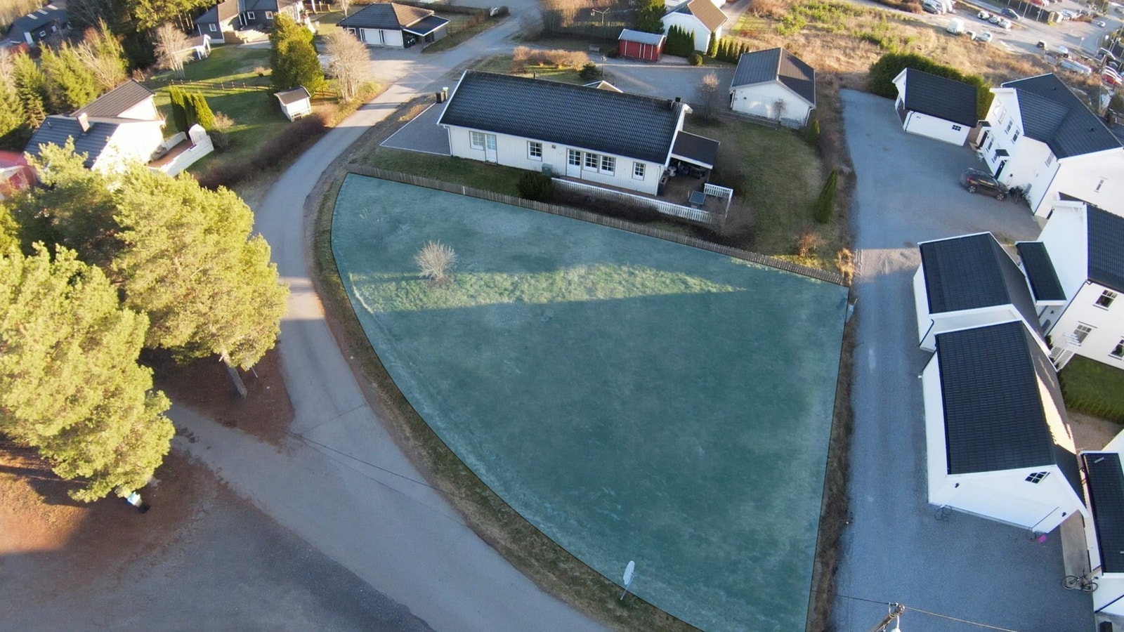 Vi har gleden av å presentere Meiserudvegen, en svært attraktiv boligtomt med en tilbaketrukket og barnevennlig beliggenhet på Algarheim - kun få minutter fra Jessheim sentrum. NB! Skissert omrisse av eiendommen er kun veiledende, se kart. Galleribilde