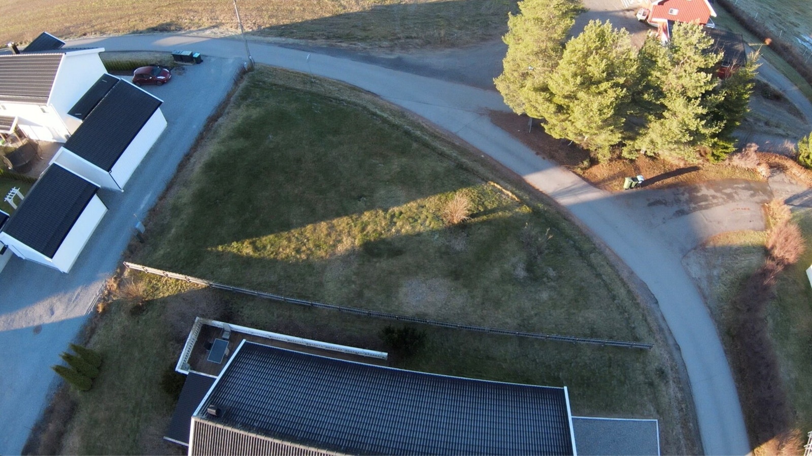 Tomten fremstår som byggeklar og består i dag av naturlig vegetasjon. Hjørnetomtens utforming og beliggenhet bidrar til gode solforhold gjennom dagen. Galleribilde