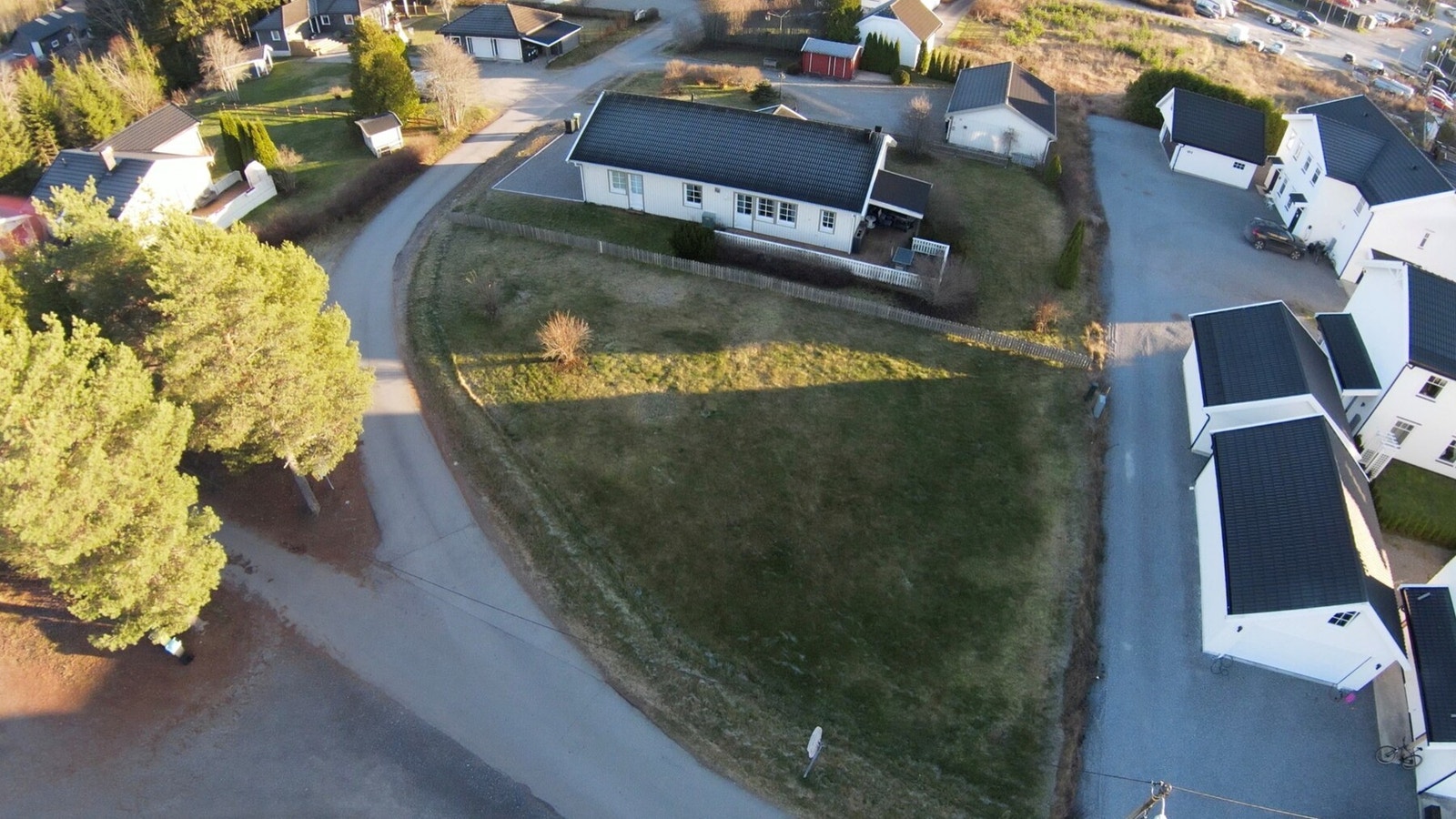 Eiendommen er regulert til frittliggende småhusbebyggelse og gir gode muligheter for oppføring av enebolig, med inntil 2 etasjer og mønehøyde på opptil 9 meter. Galleribilde