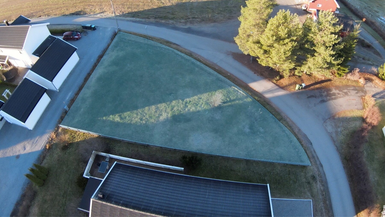 Tillatt utnyttelsesgrad er TU = 30 %, noe som gir fleksible løsninger for moderne boligprosjekter. NB! Skissert omrisse av eiendommen er kun veiledende, se kart. Galleribilde